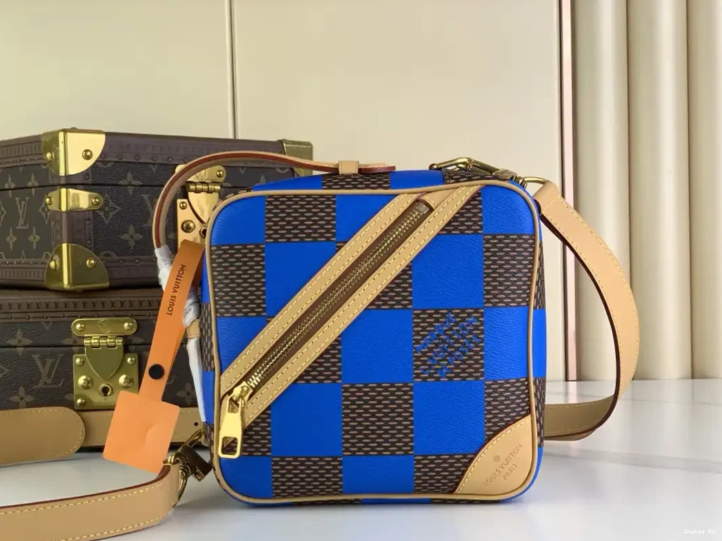 Chess Messenger-24*24*8CM VUITTON LOUIS 0530
